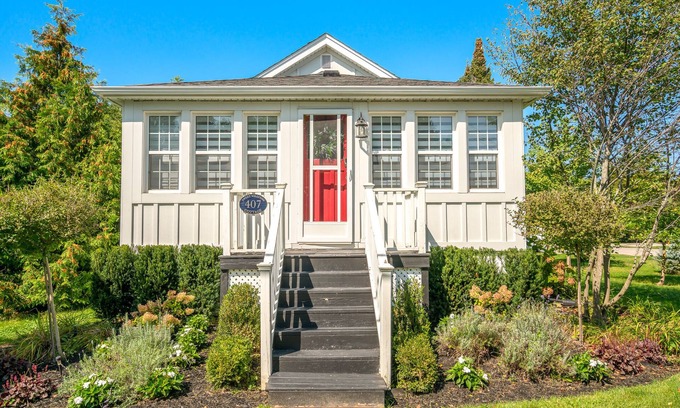 Historic Old Town House | Charming Historic Cottage in Old Town Niagara-on-the-Lake