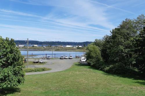 Campbell River Apartment | Charming Hidden Gem- Ocean View and Marina