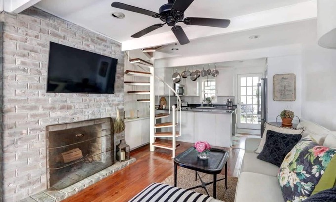 Historic Downtown Savannah House | Charming Historic 1850 Cottage | Centrally Located