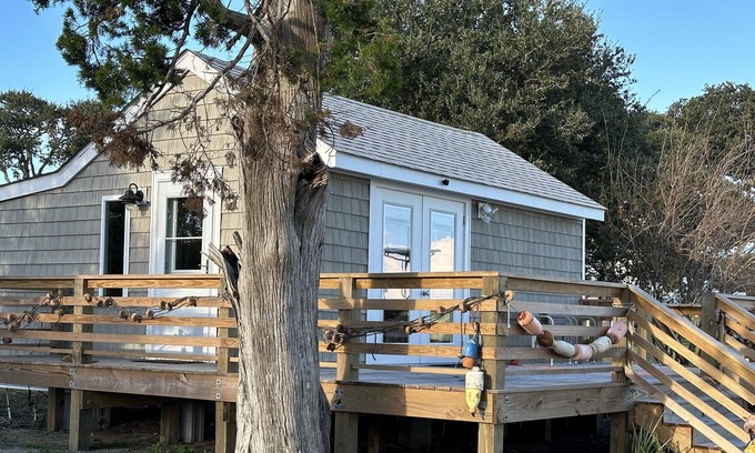 Atlantic Cottage | Charming historic cottage with private waterfront on Core Sound.