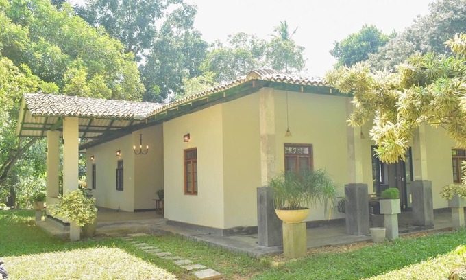 Ambalangoda Villa | Charming & historical 3-Bed Bungalow in Hikkaduwa