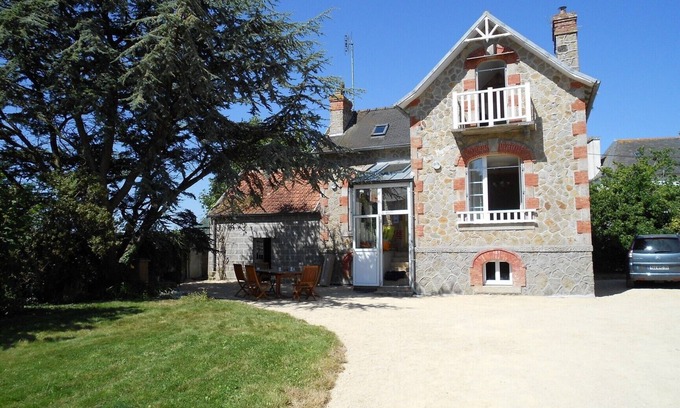 Plounevez-Lochrist House | Charming holiday home with large garden near the beaches.