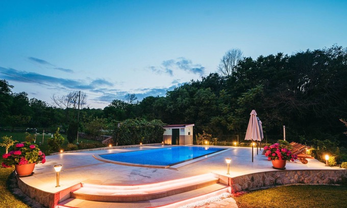 Prolozac House | Charming Holiday Home in Grubine with Pool