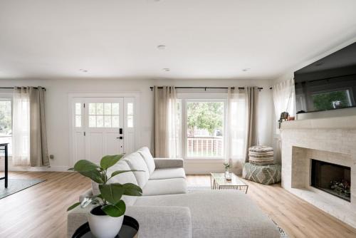 Hollywood House | Charming Hollywood Bungalow with Private Parking
