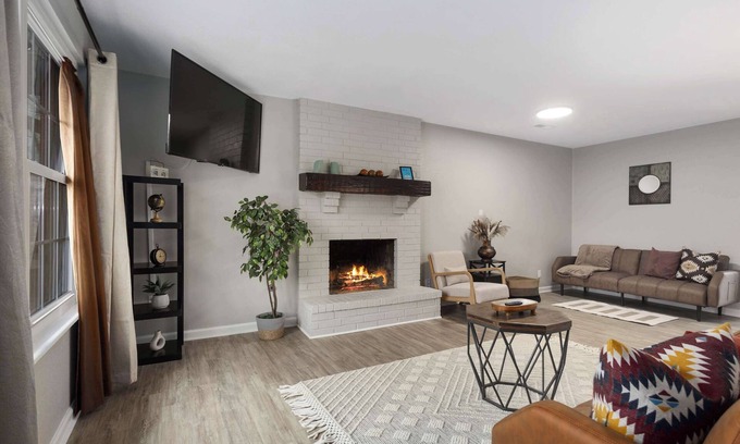 Blue Springs House | Charming Home|3 KingBeds|Family Fun