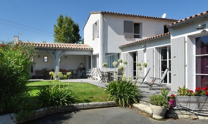 Les Portes-en-Re House | Charming Home Near Village Center, Sleeps 6, Garden, WiFi, Well-Equipped Kitchen