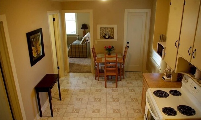 Astoria House | *Charming Home Located in the Heart of Historic Uniontown District* 2to12 guests
