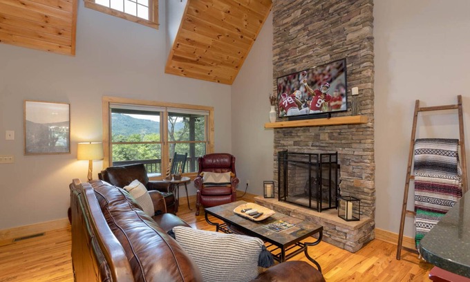 Apple Ridge Cabin | Charming Home near Downtown