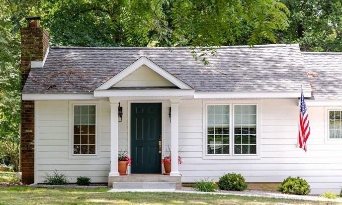 Cape Girardeau House | Charming Home Retreat Among Majestic Trees - Near SEMO, Capaha Park & Downtown