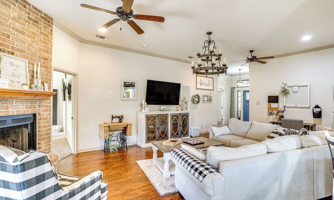 Weatherford House | Charming Home w/Chiminea in Weatherford!