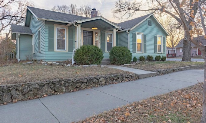 Manhattan House | Charming Home w/Fire Pit & Fenced Yard!