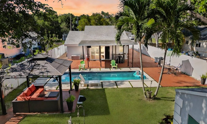 Edgewood House | Charming home with pool close to the beach