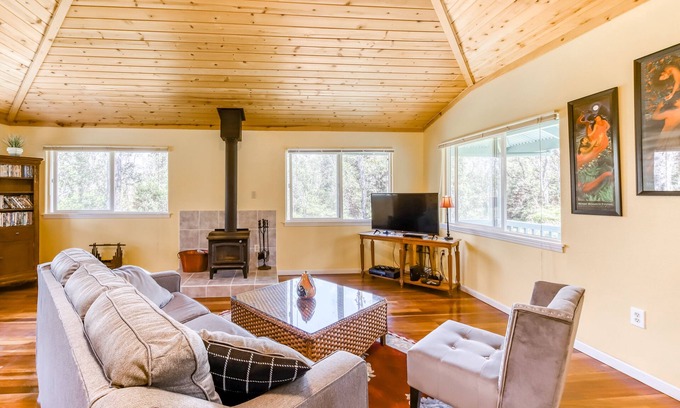 Mountain View House | Charming home w/wood stove - 10 minutes to Hawaii Volcanoes Nat'l Park
