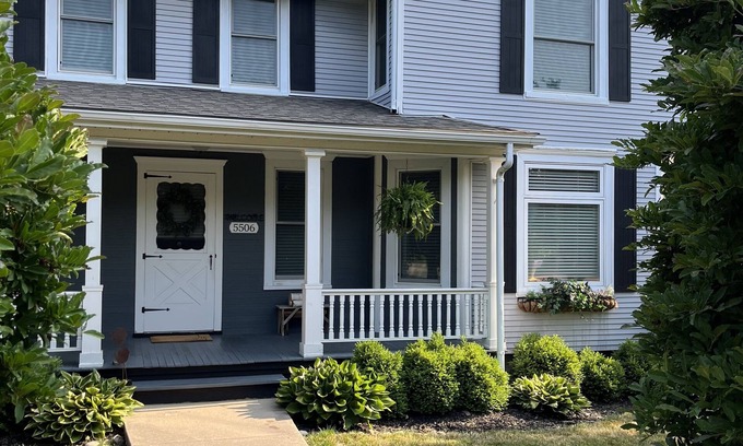 Richmond House | Charming home, walk to The District, dining & shops: Lake Geneva only 12 miles!