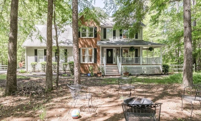 Fayetteville House | Charming home with above ground pool.