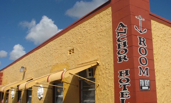 Hialeah House | Charming hotel studio with kitchenette and WiFi, AC in Hialeah Anchor #17