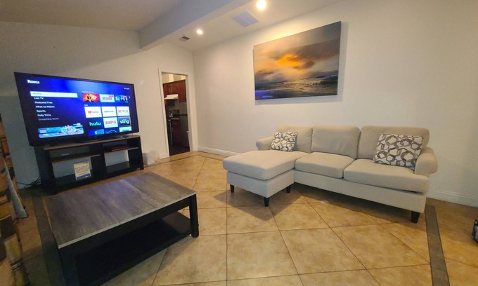 Northwest Torrance House | Charming House in a Beach City - Torrance CA - AC - Kitchen - Internet - Private