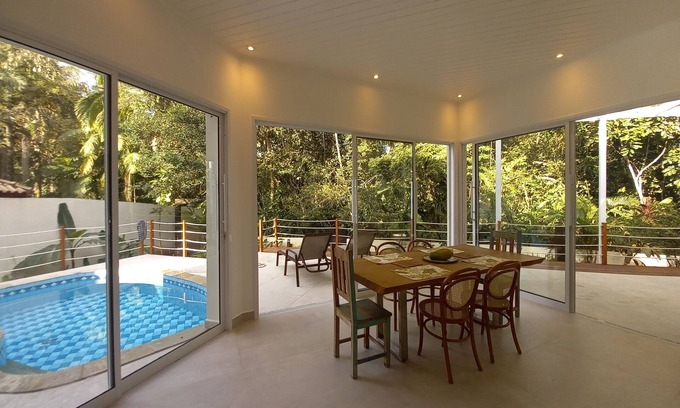 Guaratuba House | Charming house in condominium 150m from the beach, surrounded by greenery