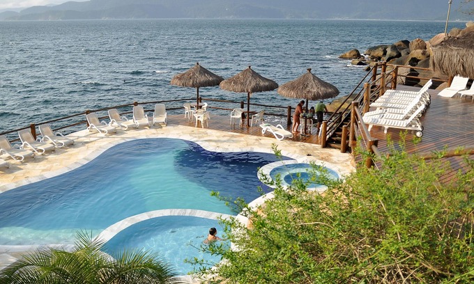 Sao Pedro House | Charming house in gated community with barbecue and pool by the sea