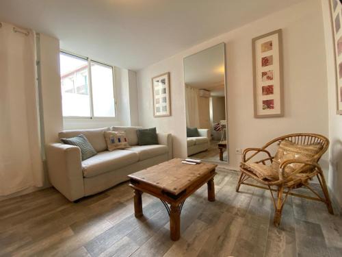 Marseillan House | Charming house in village centre with terrace