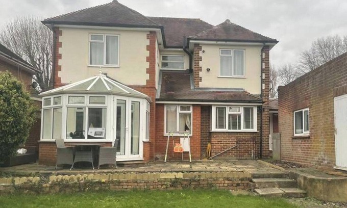 Hillingdon House | Charming House with Garden - Sleeps 6 & Parking