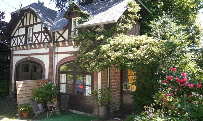 Dieppe House | Charming house with flower garden (beach 10min walk)