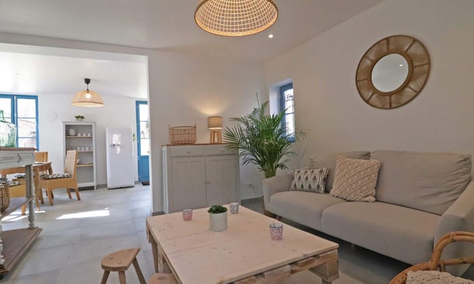 Le Sap Cottage | Charming House with Enclosed Garden, Kid's Play Area, and Electric Car Charging - Central Location