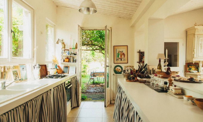 Rochefort House | Charming house with garden, country in the city, close to the beach