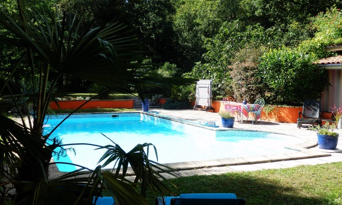 Canejan House | Charming house with swimming pool in a quiet green setting
