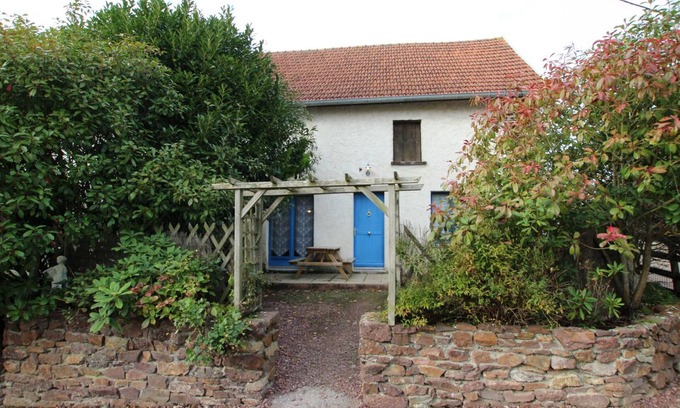 Cerences Cottage | Charming House with WiFi, Garden, Barbecue, Pet-Friendly, Family Amenities