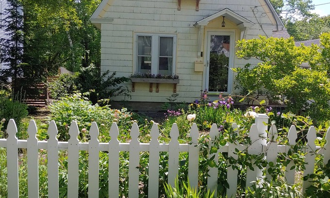 Rockland Cottage | Charming In-Town Rockland Home