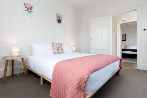 Launceston CBD House | Charming Inner City Stay with parking & wifi