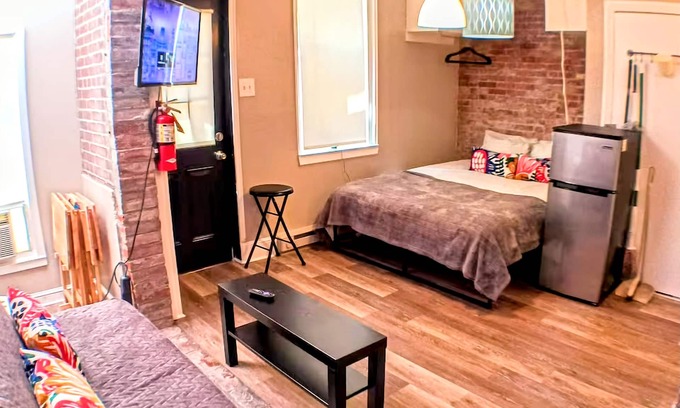 Norris Square Apartment | Charming Jawn in fabulous Fishtown with W/D, AC, Private Patio, and fast WiFi