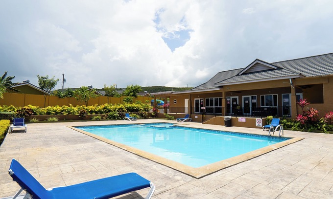 Falmouth House | Charming 2-bedroom house with pool, gym, room, 5 minutes away from attractions