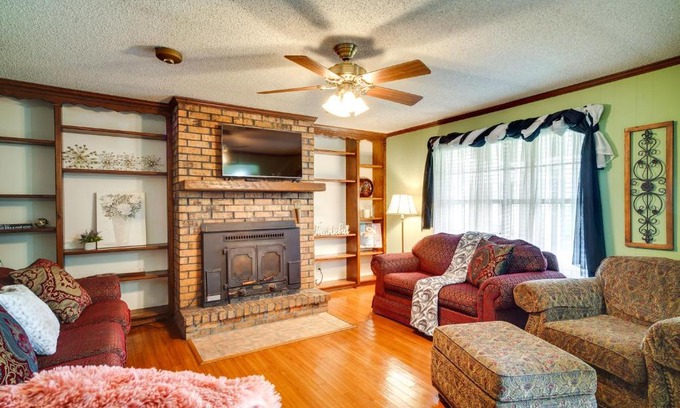 Lake Charles House | Charming Lake Charles Home with Patio and Grill