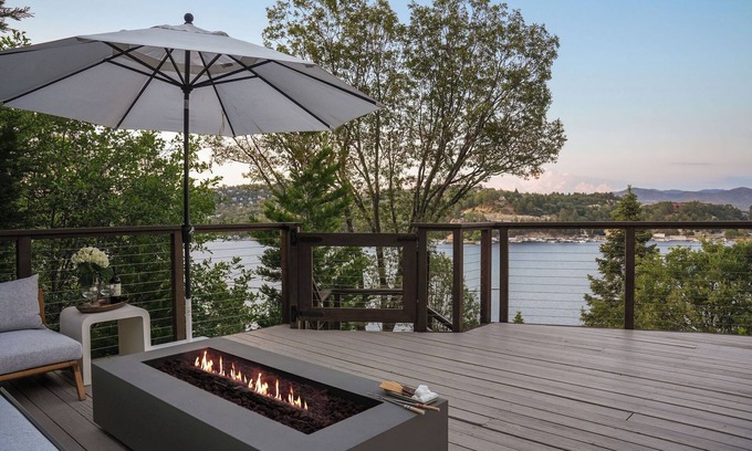 Cedar Glen House | Charming Lake Retreat - Spectacular Lake Views In Coveted Palisades Neighborhood