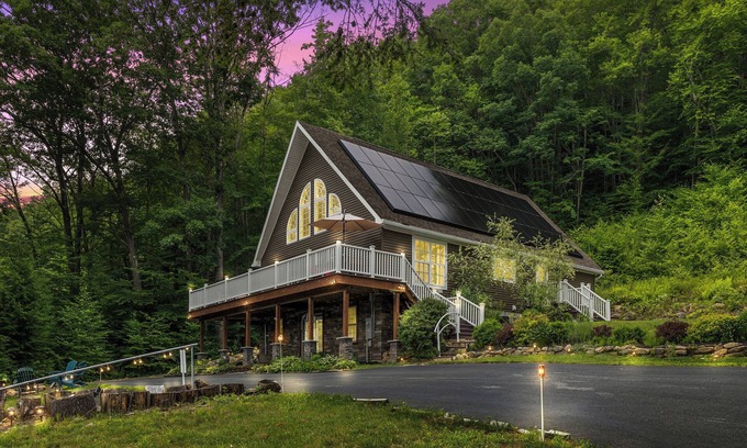 Lake Luzerne-Hadley Ski Chalet | Charming Lake Side Retreat- 3 bed/3 bath Chalet- Pet Friendly