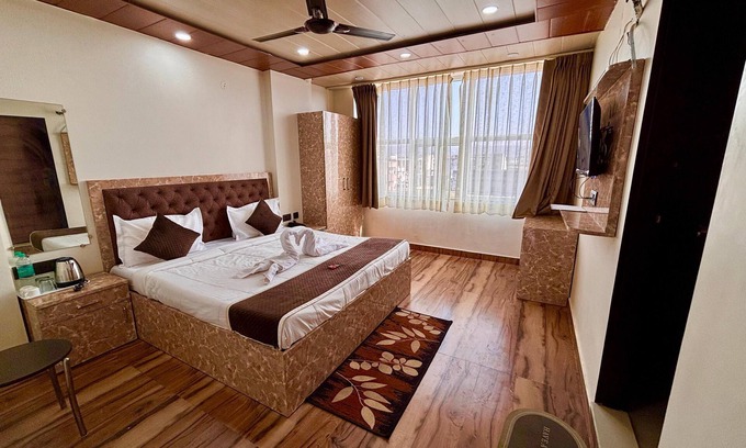 Pink City Hotel | Charming Lake View hotel in marvelous Jaipur with WiFi, AC
