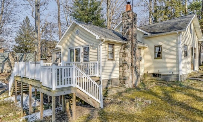 Vandalia Cottage | Charming Lakefront Cottage