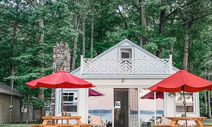 Higgins Lake Cottage | Charming Lakefront Higgins Lake Cottage.