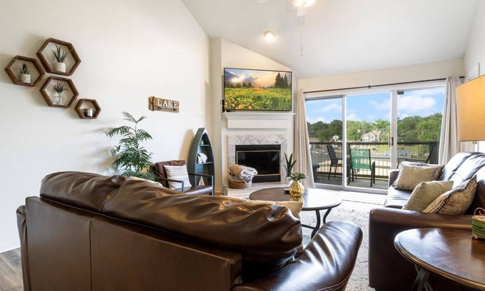 Osage Beach Condo | Charming lakefront condo with pool, patio & washer/dryer - dog-friendly