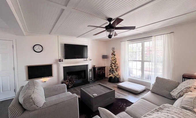 Gainesville House | Charming Lakehouse/w boat dock and heated pool