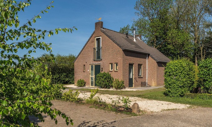 Ewijk Villa | Charming lakeside getaway with modern comfort and stunning water views. Perfect for a peaceful retreat or a romantic escape.
