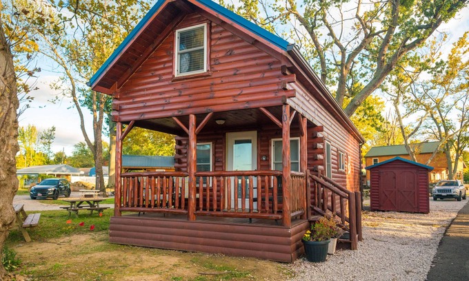 Ashtabula Cabin | Charming Lakeview Cabin Near Geneva-On-The-Lake, The Perfect Getaway!