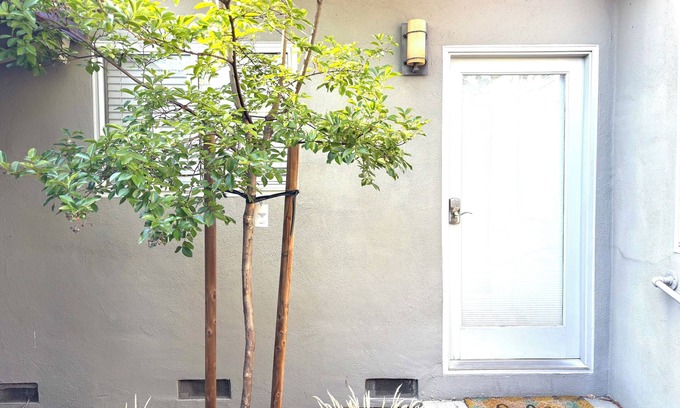 Palo Alto House | Charming Large Quiet 1-bedroom Guest Home in Palo Alto