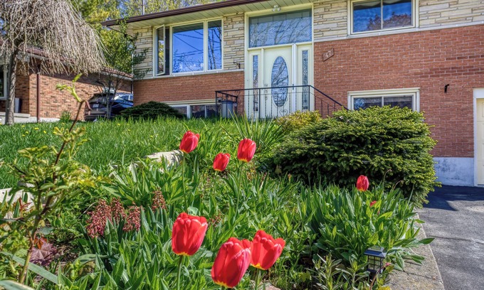 Guelph House | Charming legal one bedroom unit on a quiet street