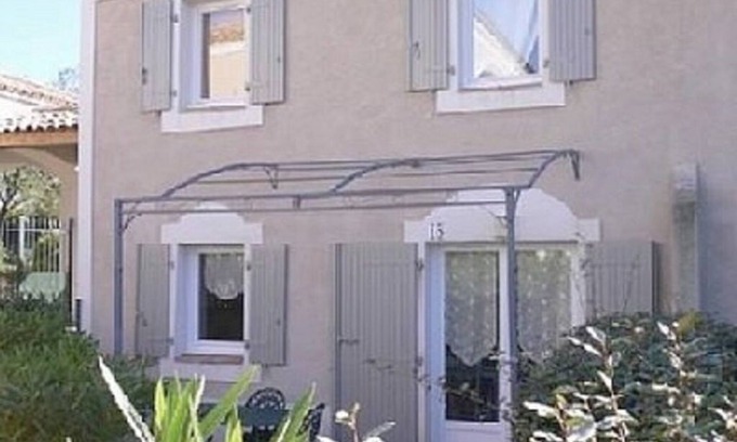 Uzes House | Charming little country house in secure residence with swimming pool and parking lot