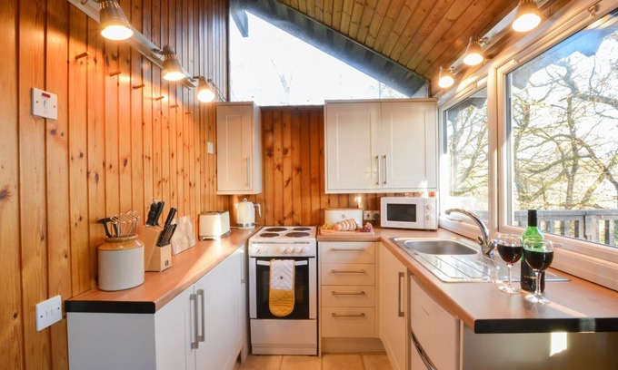 Taynuilt Cabin | Charming loch side log cabin with hot tub & stunning views across loch