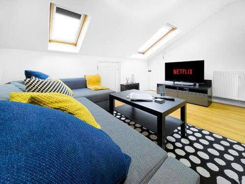 Arnos Grove Apartment | Charming London Home, Opp Arnos Grove Underground Station, Parking