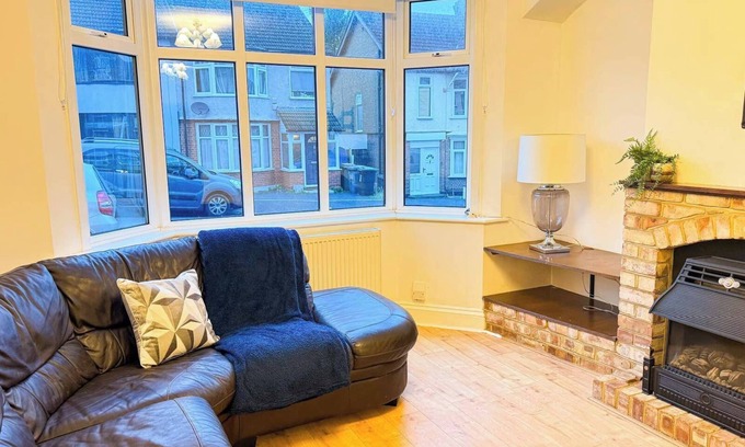 Luton House | Charming Luton Home for Families & Business Stays